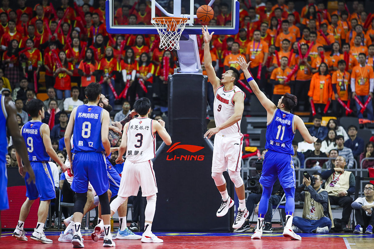 快船球星三分绝杀,全场观众热烈欢呼,应该. 快船球星三分绝杀,全场观众热烈欢呼,应该.