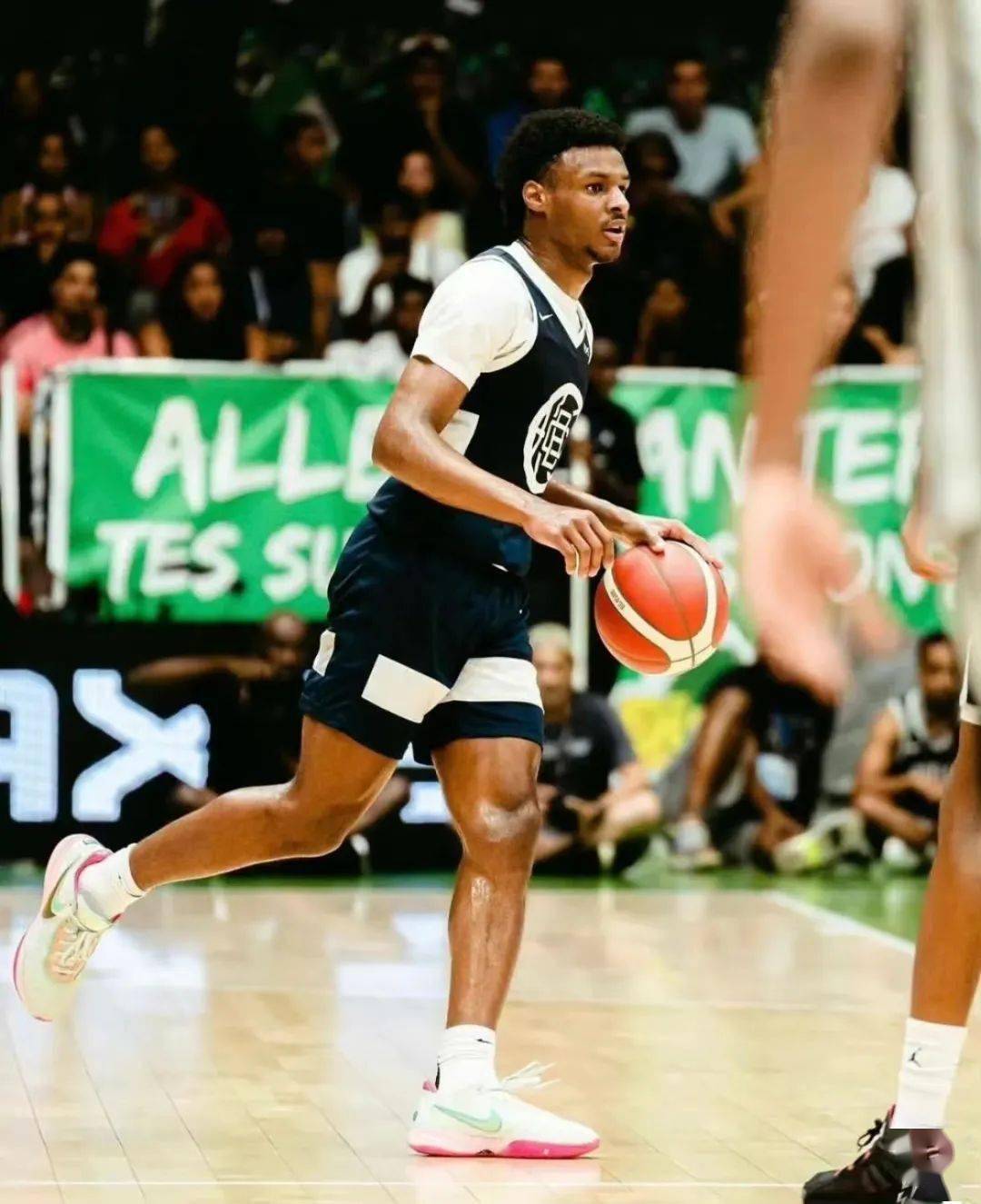 IM电竞下载官方-詹姆斯在TES比赛中出色防守，出色防守引发热议！