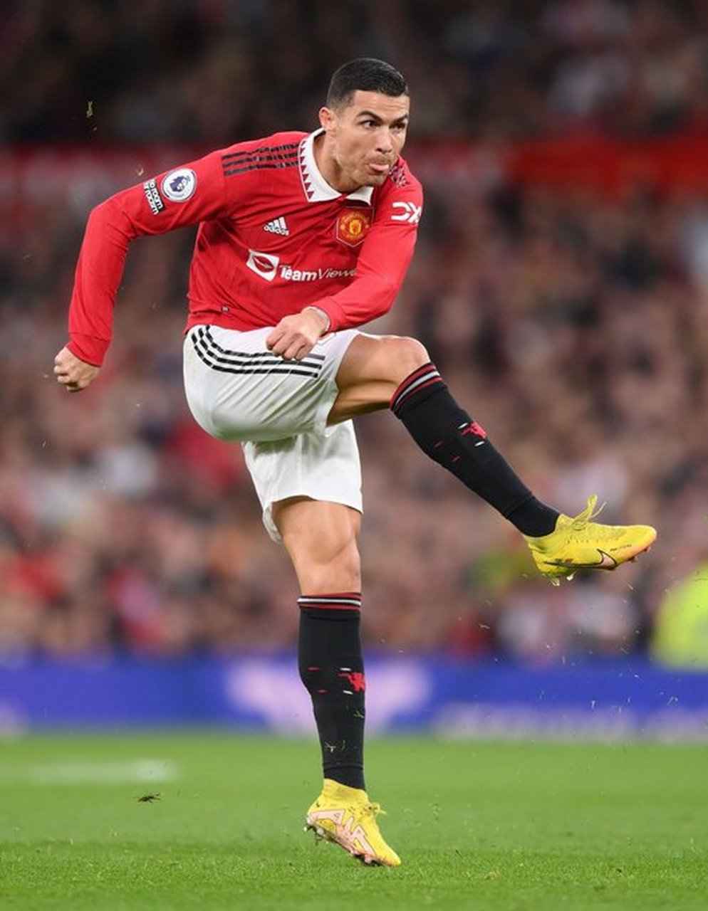 IM电竞手机app-C罗连续十场比赛得分超过比赛局势复杂，老鹰不断突破！